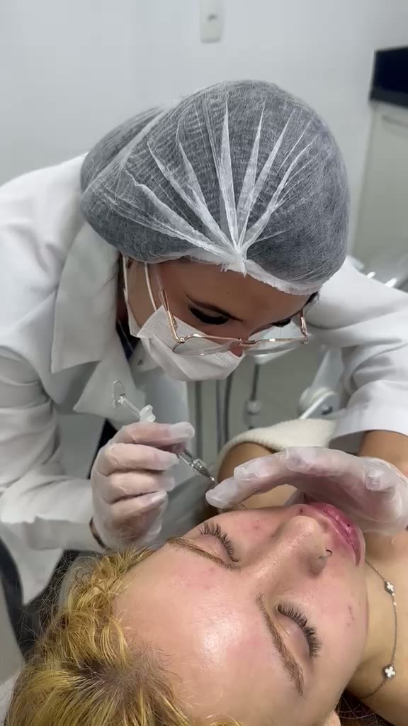 Vídeo de aplicação facial em atendimento na ÉLEVÉ Clinic