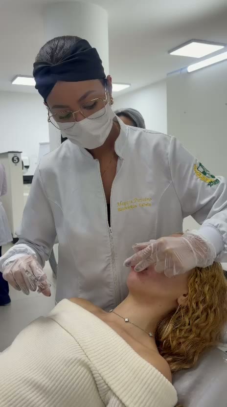Vídeo de profissional realizando atendimento facial na ÉLEVÉ Clinic