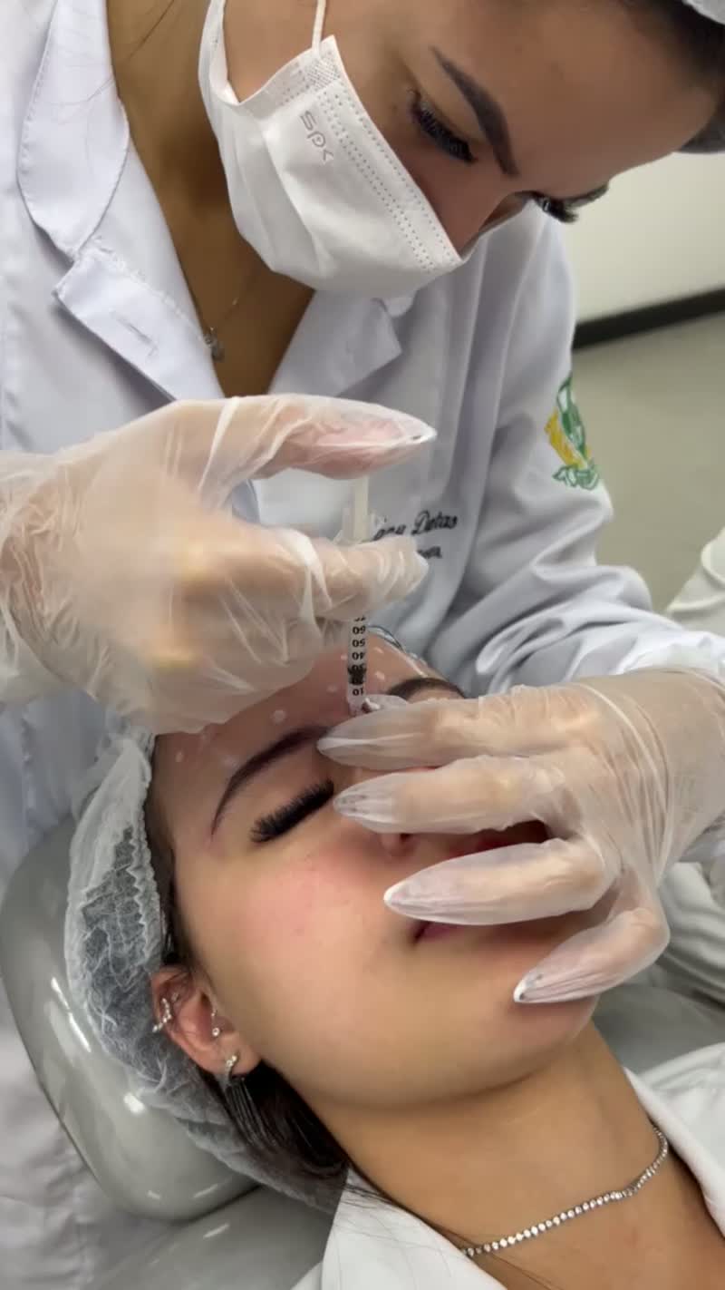 Vídeo de aplicação facial na ÉLEVÉ Clinic